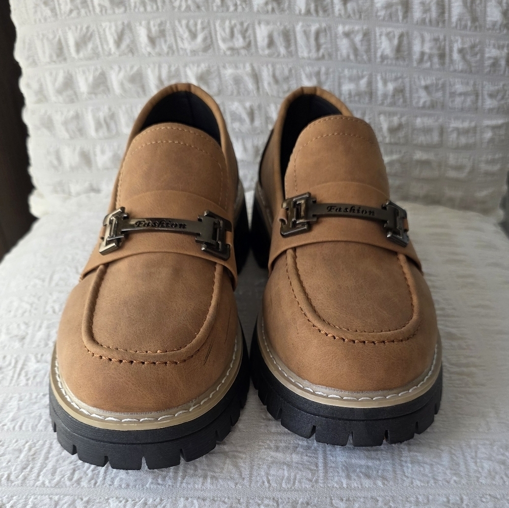 Elegant Women's Brown Loafers with Black Sole - Picture 3 of 7